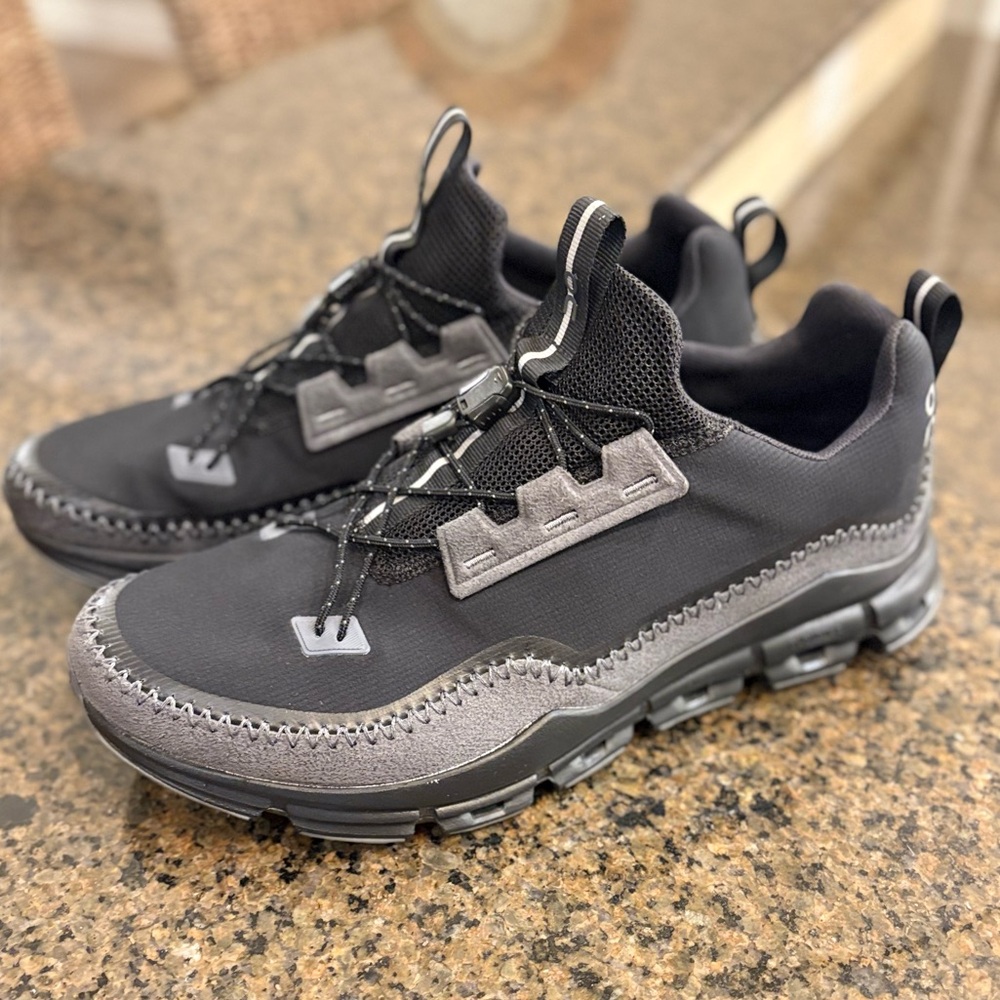 Like new! On Running Cloudaway men’s size 10.5 Black and Gray Sneakers